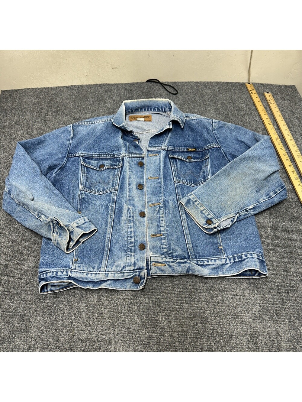 VTG Wrangler Jean Jacket Mens 44 L Blue Denim Trucker Distressed Cowboy Western